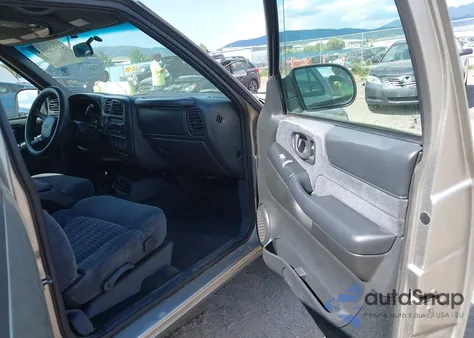 2000 Chevrolet Blazer Ls from USA, damaged, VIN 1GNDT13W2Y2196092